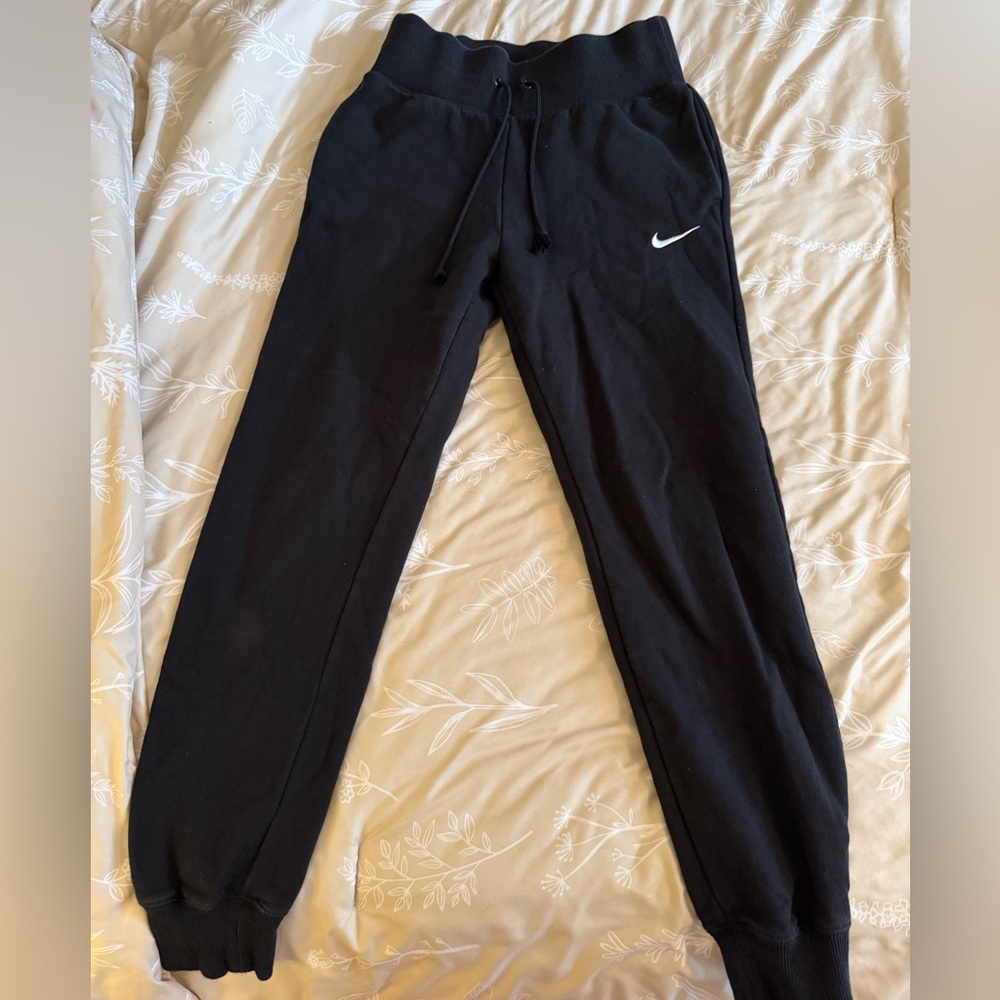 Nike Women’s High-waisted Black Joggers